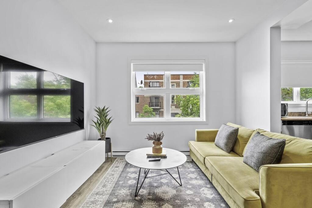 Stylish 2 Bedroom Haven By Jean Talon Market Montreal Exterior photo